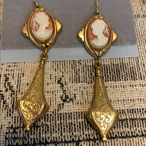 Vintage Coro Cameo Earring - Picture 5 of 5